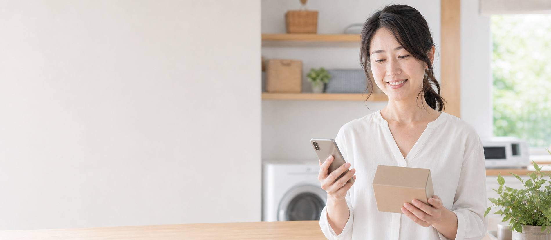 スマートフォンと荷物を持ち無料相談を案内する女性